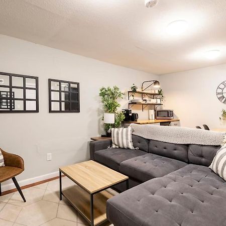 Adorable 2-Bedroom Modern Basement DEN Exterior photo