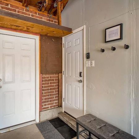 Adorable 2-Bedroom Modern Basement DEN Exterior photo
