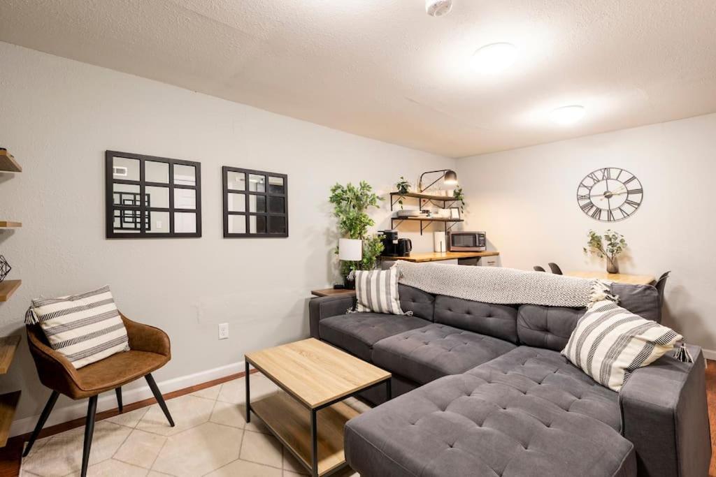 Adorable 2-Bedroom Modern Basement DEN Exterior photo