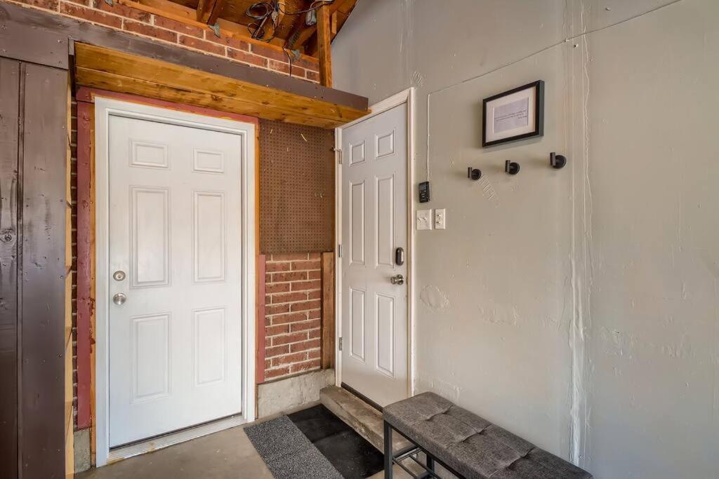 Adorable 2-Bedroom Modern Basement DEN Exterior photo