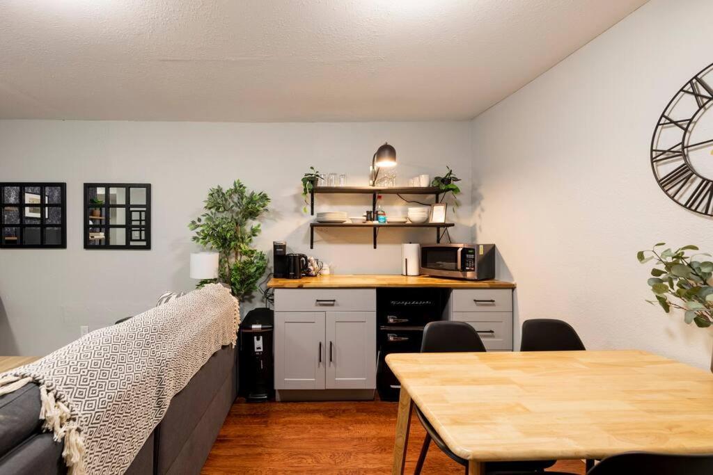 Adorable 2-Bedroom Modern Basement DEN Exterior photo