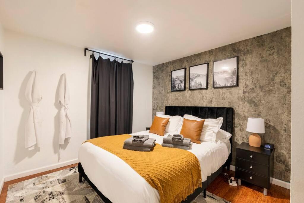 Adorable 2-Bedroom Modern Basement DEN Exterior photo