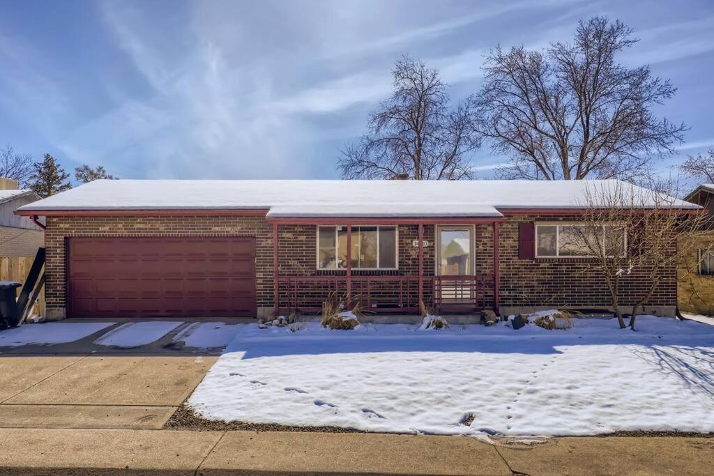 Adorable 2-Bedroom Modern Basement DEN Exterior photo