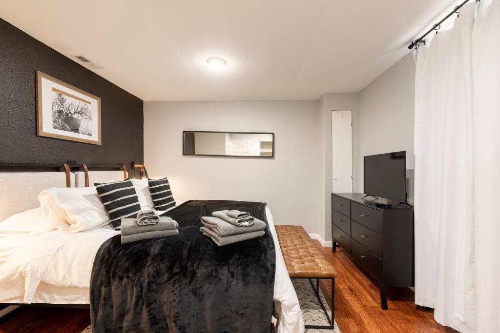 Adorable 2-Bedroom Modern Basement DEN Exterior photo