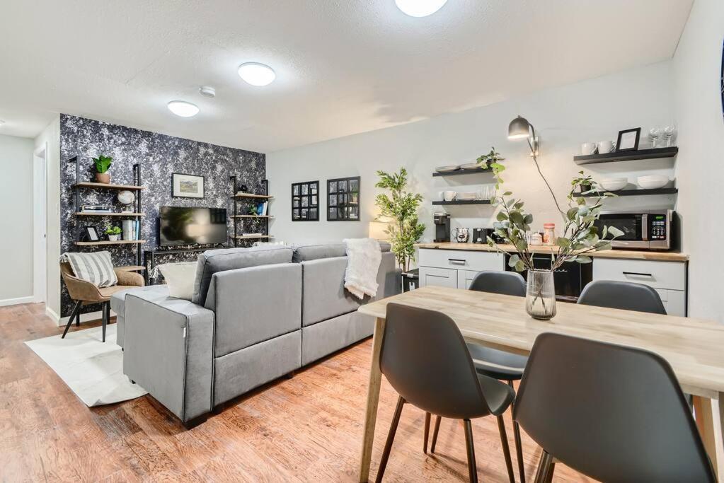 Adorable 2-Bedroom Modern Basement DEN Exterior photo