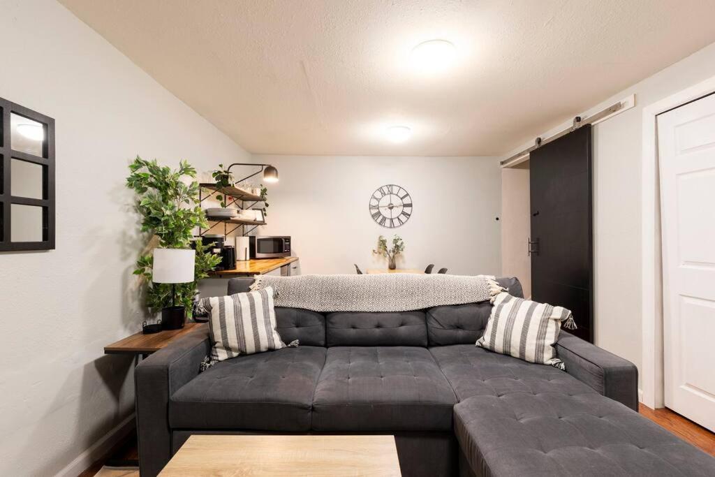 Adorable 2-Bedroom Modern Basement DEN Exterior photo
