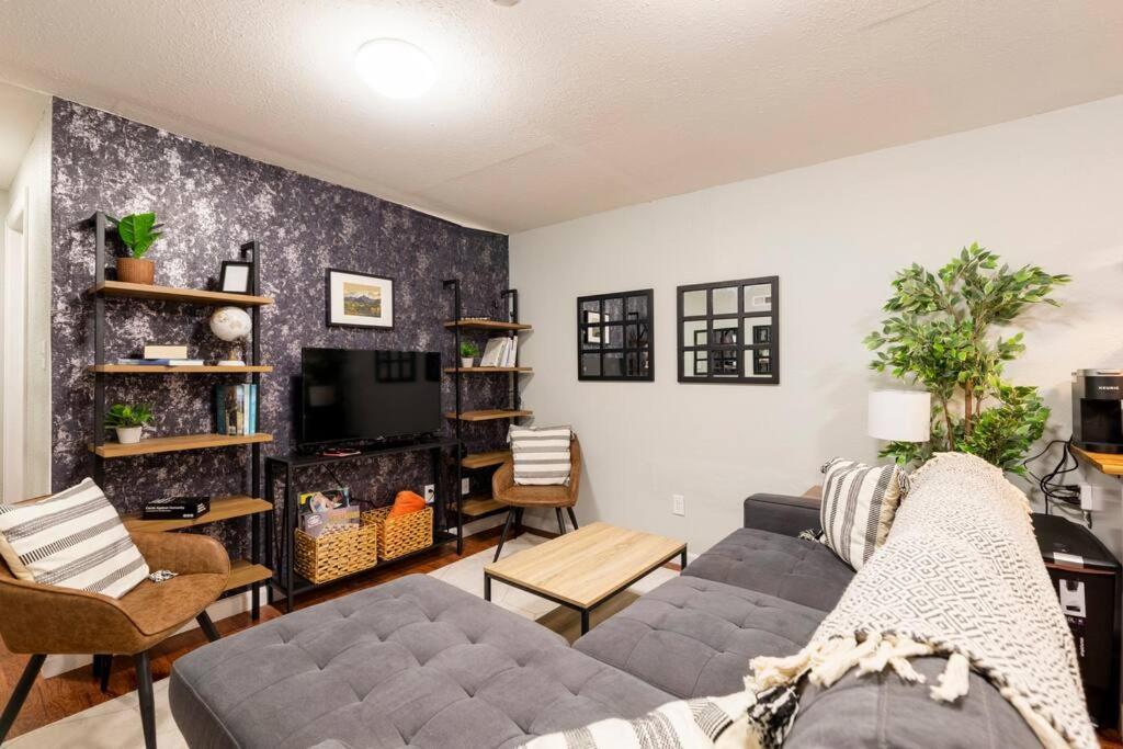 Adorable 2-Bedroom Modern Basement DEN Exterior photo