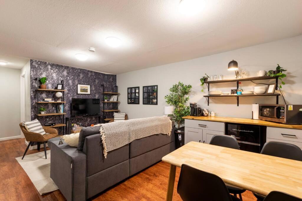 Adorable 2-Bedroom Modern Basement DEN Exterior photo