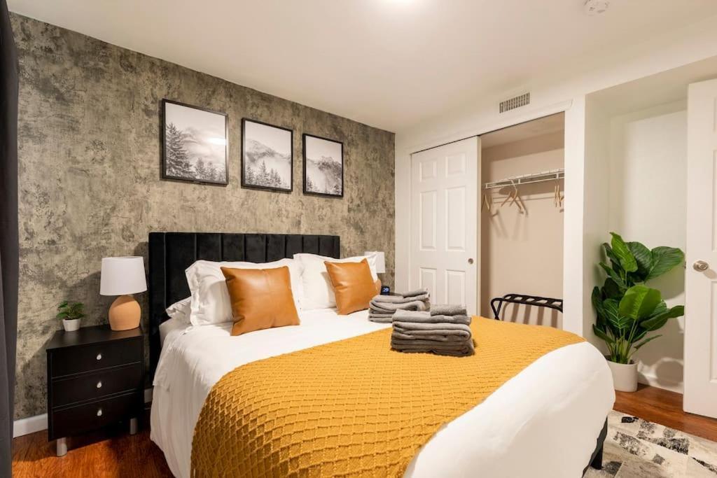Adorable 2-Bedroom Modern Basement DEN Exterior photo